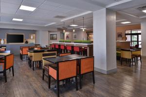 奥斯汀Holiday Inn Express & Suites Austin North Central, an IHG Hotel的一间带桌椅和电视的用餐室