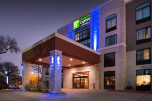 奥斯汀Holiday Inn Express & Suites Austin North Central, an IHG Hotel的夜间有灯的旅馆