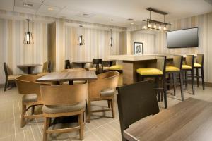 沃本波士顿北沃本智选假日酒店的餐厅设有桌椅和平面电视。