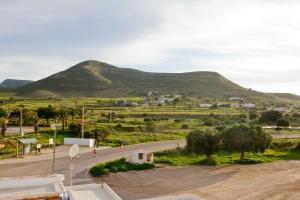 Los Albaricoques阿尔巴乡村酒店的享有山路的背景景色