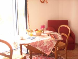 卡达克斯利加特港酒店的餐桌、桌椅和桌椅