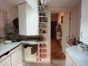 赫尔蒙德弗兰克青年旅舍的厨房配有白色橱柜和走廊