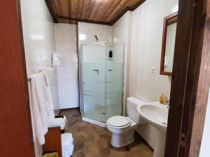 LeonLittle River Inn Motel的带淋浴、卫生间和盥洗盆的浴室