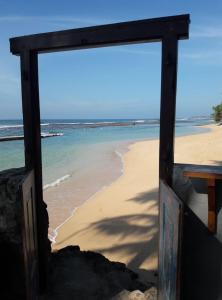 马特勒假日度假胜地海滩旅馆的开放式窗户享有海滩美景