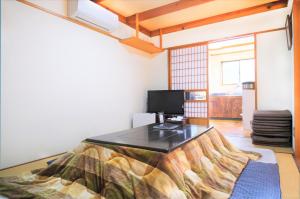 富士河口湖Yoshimura Tenjoan的一间设有一张桌子的床的房间