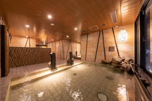 水户Dormy Inn Mito的一间大浴室,内设热水浴缸