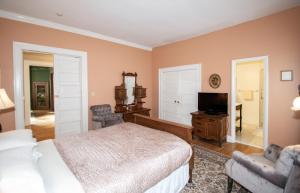 印第安纳波利斯路肯恩格拉斯宾馆的一间卧室配有一张床和一台电视