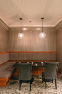 哈里斯堡哈里斯堡赫尔希皇冠假日酒店的一间设有桌子、两把椅子和两盏灯的房间
