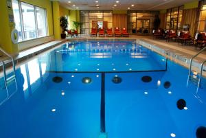 哈里斯堡哈里斯堡赫尔希皇冠假日酒店的一座拥有蓝色灯光的游泳池