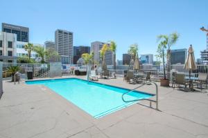 圣地亚哥圣地亚哥市中心快捷假日酒店的一个带椅子和遮阳伞的大型游泳池