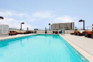 北好莱坞Holiday Inn Express North Hollywood - Burbank Area, an IHG Hotel的屋顶上的游泳池