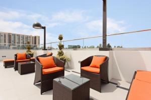 Holiday Inn Express North Hollywood - Burbank Area, an IHG Hotel的休息区