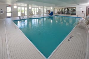 罗切斯特山罗切斯特山智选假日酒店的大楼里一个蓝色的大泳池