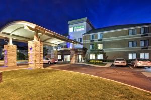 罗缪勒斯Holiday Inn Express Romulus / Detroit Airport, an IHG Hotel的一家晚上设有加油站的酒店