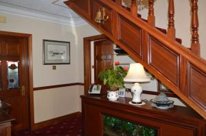 戈尔韦Balcony House的一间设有楼梯的房间,桌子上有一盏灯