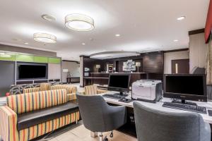印第安纳波利斯市中心康福特茵套房酒店的办公室,配有书桌和两台电脑及椅子