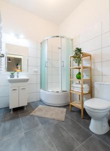 别尔斯克-比亚拉Lucky Place BASIC的带浴缸、卫生间和盥洗盆的浴室