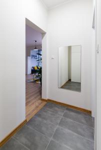 别尔斯克-比亚拉Lucky Place BASIC的走廊设有白色墙壁和大镜子
