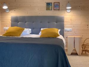 布科维纳-塔钱斯卡Dom Wysoki的一间卧室配有一张带黄色枕头的大床