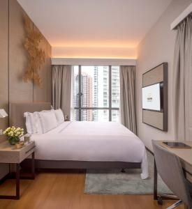 新加坡Fraser Residence Orchard Singapore的一间卧室设有一张大床和一个大窗户