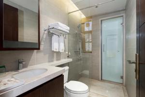 三亚三亚海棠湾艾栖洋房别墅的浴室配有卫生间、盥洗盆和淋浴。
