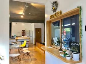 本部Hostel Mosura no Tamago的厨房以及带桌椅的用餐室。