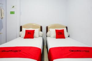 RedDoorz @ Hotel Bravo Pantai Kamali Bau Bau客房内的一张或多张床位