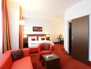 维也纳维也纳爱米迪亚贝斯特韦斯特优质酒店的酒店客房,配有床和沙发