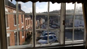 勒德洛The Wheatsheaf Inn的享有停车场景致的窗户