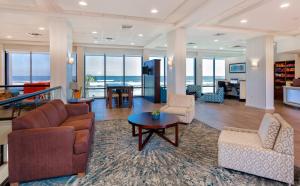 Holiday Inn Express & Suites Oceanfront Daytona Beach Shores, an IHG Hotel的休息区