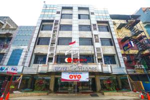 巨港SUPER OYO Collection O 166 Hotel Princess的前面有酒店流程标志的建筑