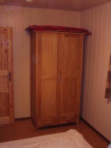 DerenburgHalmis FeWo的木柜,位于房间角落