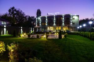 阿拉木图若尼欧尼酒店的享有大楼的夜间灯光美景