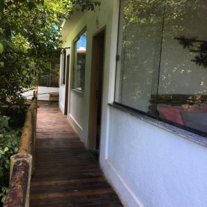 伊泰帕瓦CASA RANXOXITA的通往房子门的木道