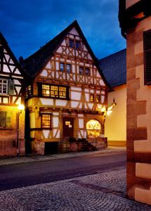 LienzingenHotel Restaurant Zum Nachtwächter的镇上的一座老建筑