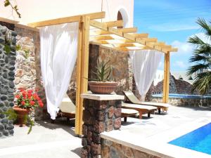卡马利阿塔洛斯套房公寓式酒店的一个带凉亭和游泳池的庭院