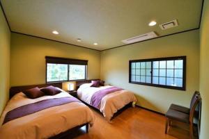 京都Ohara Sensui Surrounded by Beautiful Nature的带2扇窗户的客房内的2张床
