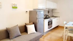 利沃诺ALmare - Sea Front的带沙发的客厅和厨房