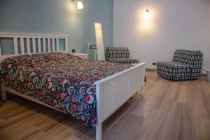 特拉尼La Casa dei Nonni的一间卧室配有一张床和两把椅子