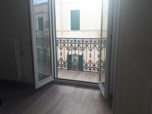 特拉尼La Casa dei Nonni的通往阳台的开放式门,阳台享有大楼的景致。