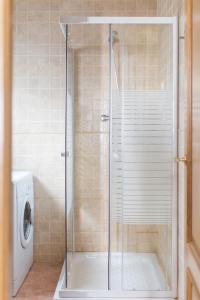 瓦伦西亚Oceanográfico Apartments的带淋浴的浴室和洗衣机。