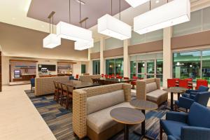 休斯顿Holiday Inn Express & Suites Houston S - Medical Ctr Area, an IHG Hotel的医院的大厅,配有桌椅