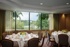 奥斯汀奥斯汀甸镇湖假日酒店的一间会议室,配有桌椅和大窗户
