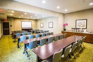 弗赖拉辛Staybridge Suites Plano - Legacy West Area, an IHG Hotel的一间会议室,配有长桌子和椅子