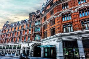 伦敦伦敦利物浦街安达仕 - 凯悦构想酒店的城市街道上一座大型红砖建筑