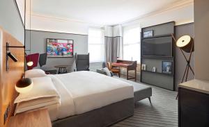 伦敦伦敦利物浦街安达仕 - 凯悦构想酒店的酒店客房设有一张大床和一台电视。