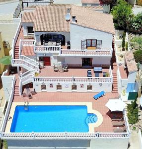 哈隆Casa Gran Vista, appartement, adults only的享有带游泳池的房屋的空中景致