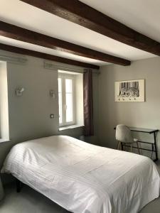 埃皮纳勒巴西力克酒店的卧室配有白色的床和窗户。