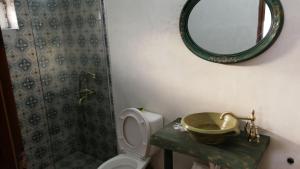 埃拉福尼西岛Elafonisi Villa above the Beach的一间带水槽和镜子的卫生间的浴室