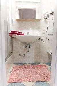 阿特湖畔施泰因巴赫Wohnung am See的一间带水槽和粉红色地毯的浴室